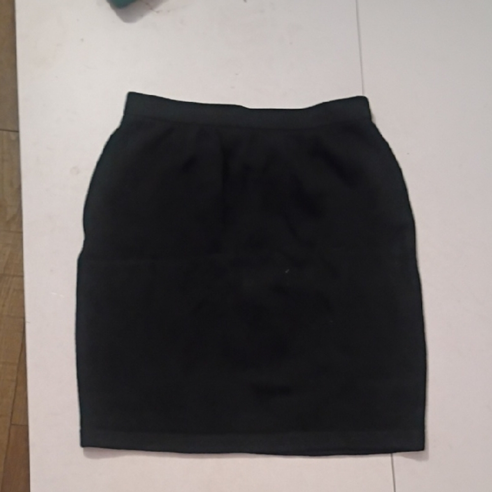 St. John Elegant Black Pencil Skirt